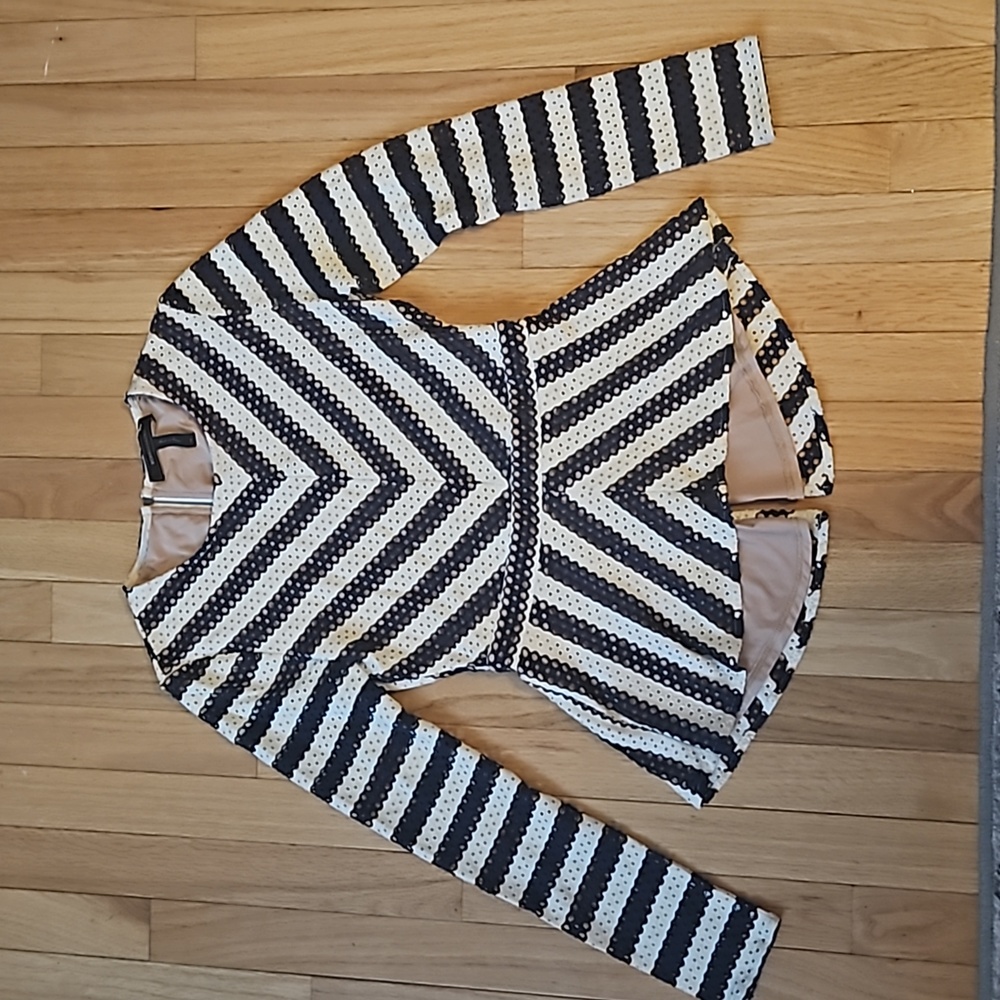 BCBG Maxazria Long Sleeved Top w/ Zipper Back Black/White XS.